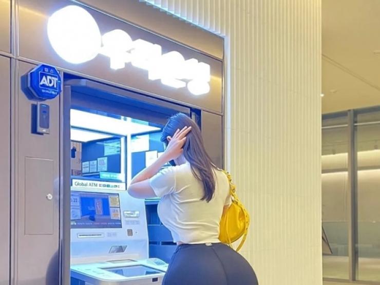 Làm đẹp - Người đẹp đi rút tiền, đợi tàu cũng được chú ý vì có tướng "vượng phu, ích tử"