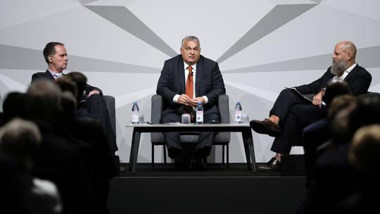 Thủ tướng Hungary Viktor Orban (giữa) phát biểu trong sự kiện truyền thông tại Đức hôm 11-10. Ảnh: AP