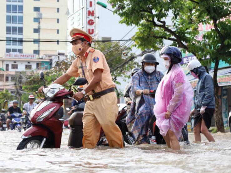 Tin tức trong ngày - Công an Cần Thơ đội mưa, lội nước giúp người dân "vượt sông" trong thành phố