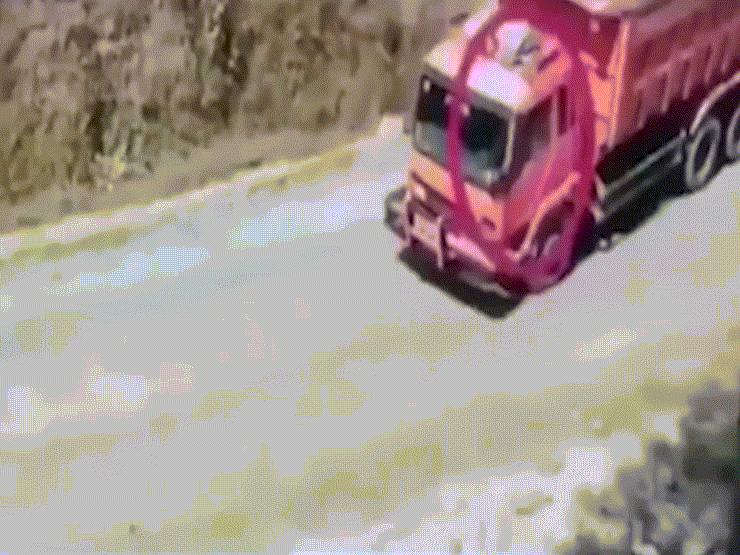 Clip: Xe tải không chốt cabin, tài xế nhảy ra ngoài dùng đá chặn xe