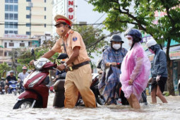 Tin tức trong ngày - Công an Cần Thơ đội mưa, lội nước giúp người dân &quot;vượt sông&quot; trong thành phố