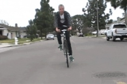 Tranh vui - Đi xe đạp thể thao nhưng lại khiến nhiều người phải "lao đao"