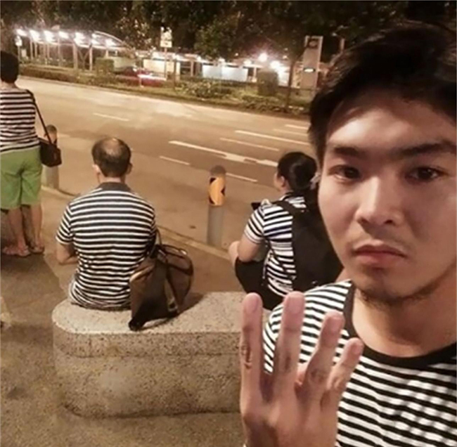 Chúng tôi là 4 người xa lạ, cơ duyên nào lại mang áo giống nhau thế này?
