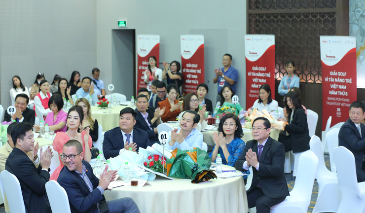 Ông Lê Xuân Sơn (ngoài cùng bên&nbsp;phải), Trưởng ban tổ chức giải và các khách mời, nhà tài trợ tham dự sự kiện sáng 13/10. Ảnh BTC