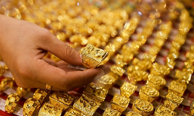 Giá vàng hôm nay 13/10: Vàng trong nước cao hơn thế giới tới 18 triệu đồng/lượng - 1