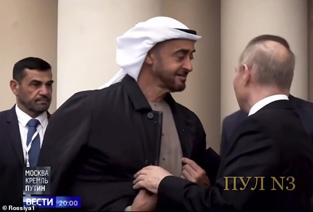 Tổng thống UAE mặc áo khoác của ông Putin.