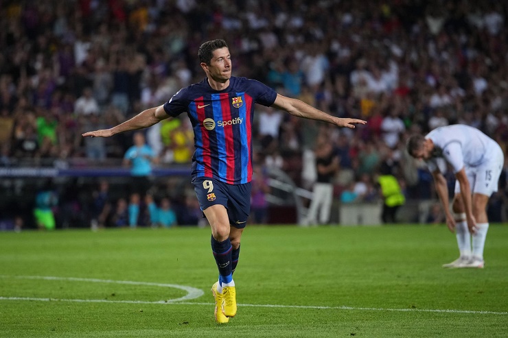 Cú đúp của Lewandowski giúp Barcelona tránh khỏi thất bại