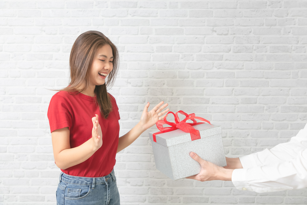 Tặng quà gì cho phụ nữ hạnh phúc là thử thách của nhiều cánh mày râu (Ảnh: Shutterstock)