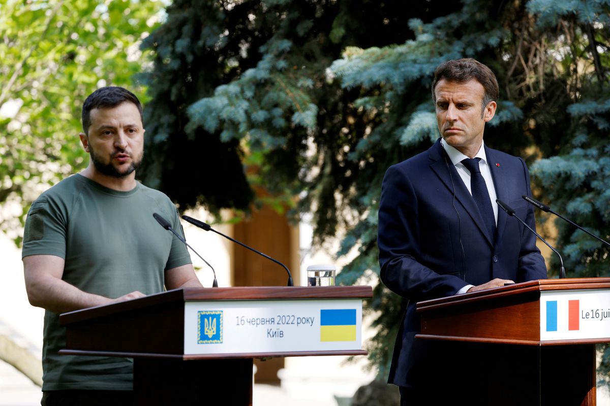 Tổng thống Pháp Emmanuel Macron (phải) tới Kiev gặp người đồng cấp Ukraine Volodymyr&nbsp;Zelensky vào ngày 16/6/2022.