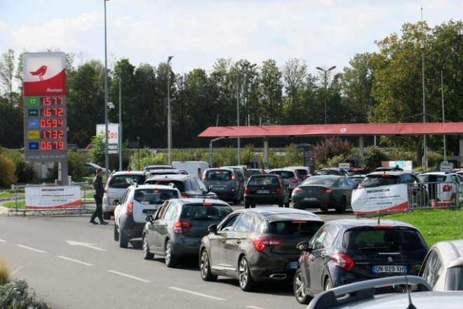 Nhiều ôtô xếp hàng chờ đổ nhiên liệu tại trạm xăng ở vùng Petite-Foret - Pháp hôm 6-10. Ảnh: REUTERS