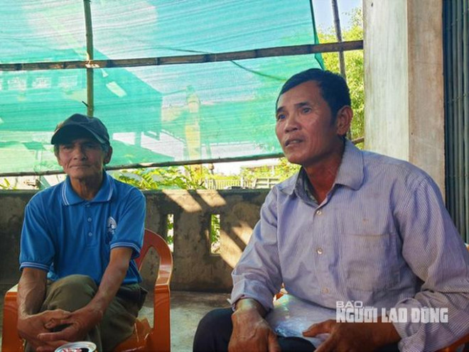 Ông Trần Văn Ý và ông Nguyễn Văn Hiển là 2 trong 37 hộ nuôi trồng thủy sản bị thiệt hại - Ảnh: HOÀNG PHÚC