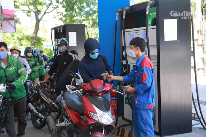 Bộ Công thương cho biết, sẽ xem xét để điều chỉnh thời gian điều hành giá bán lẻ xăng dầu từ 10 ngày như hiện tại, xuống còn 5 ngày.