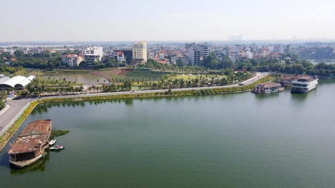 Theo ghi nhận, tại khu vực tiếp giáp Đầm Bẩy (phường Nhật Tân, quận Tây Hồ, TP Hà Nội) hiện vẫn còn 5 chiếc du thuyền của Công ty TNHH du thuyền hồ Tây bị bỏ hoang nhiều năm nay
