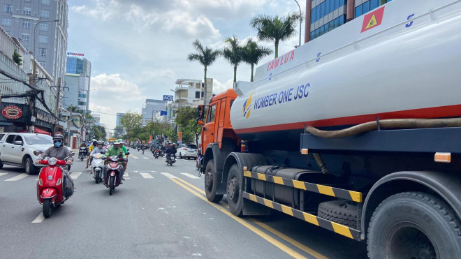 Xe chở xăng chạy đến các điểm bán lẻ trong khu vực nội đô TPHCM.