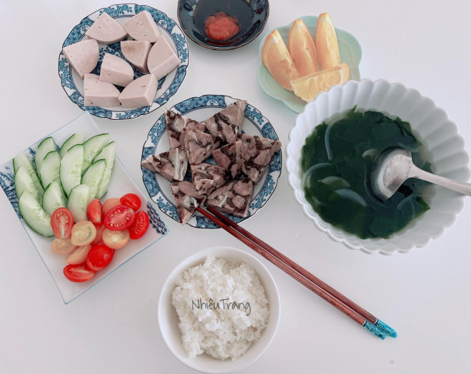 Bữa cơm cữ ngày đầu sau khi xuất viện về nhà của chị Trang gồm có: chả lụa, giò xào nhà làm sẵn lúc trước khi sinh rồi cấp đông, khi ăn chỉ cần rã đông tự nhiên trên tủ mát.