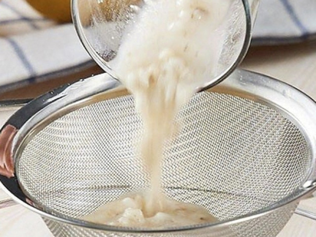 Sức khỏe đời sống - Bé gái 13 tháng tuổi nhập viện do sợi thép từ rây lọc cháo đâm thủng amidan