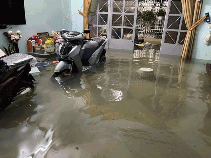 Đường phố thành sông, nước tràn vào nhà, bệnh viện ở Đà Nẵng