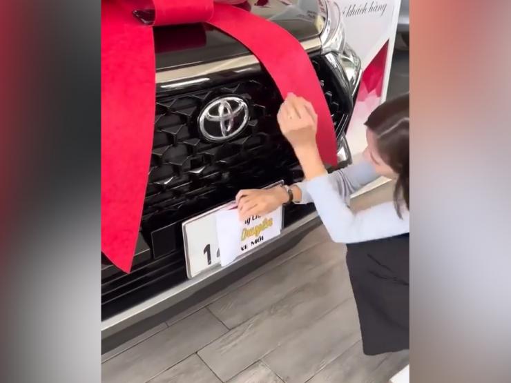 Ô tô - Clip: Chủ xe dở khóc dở cười khi bốc được biển "độc"