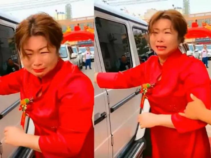 Bạn trẻ - Cuộc sống - Ngày lên xe hoa của cô gái trẻ, một phụ nữ lớn tuổi đuổi theo khóc nức nở, biết danh tính của bà ai cũng bất ngờ