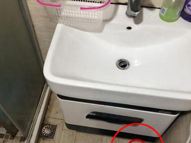 Cô gái phát hiện camera quay lén trong phòng tắm, sốc nặng khi kẻ đứng sau lộ mặt