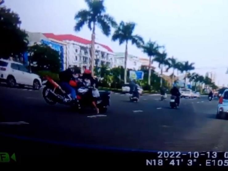 Clip: Nữ tài xế gặp tai họa vì hành động chạy xe máy mạo hiểm