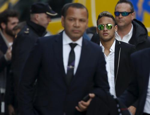 Cha con Neymar mệt mỏi hầu tòa suốt từ năm 2016 đến nay