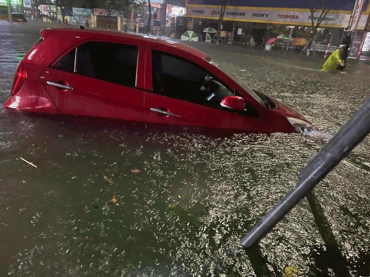 Ô tô nổi bồng bềnh, nước ngập tới nóc, người dân Đà Nẵng lên mạng cầu cứu