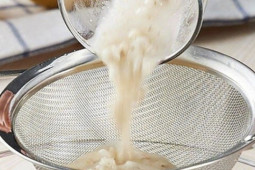 Sức khỏe đời sống - Bé gái 13 tháng tuổi nhập viện do sợi thép từ rây lọc cháo đâm thủng amidan