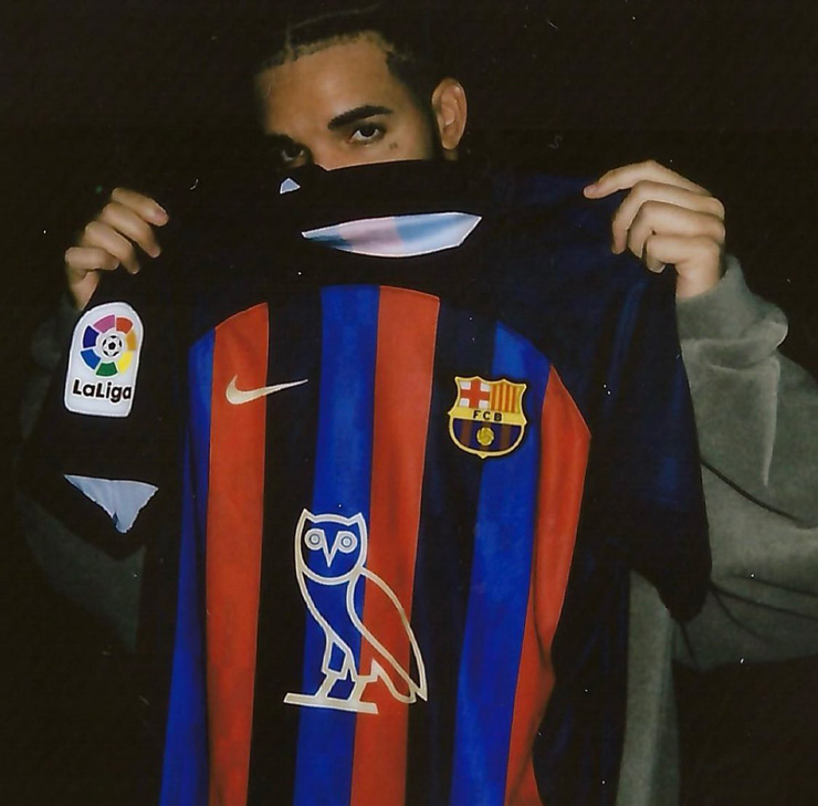 Ca sĩ Drake cùng áo đấu phiên bản đặc biệt của Barcelona