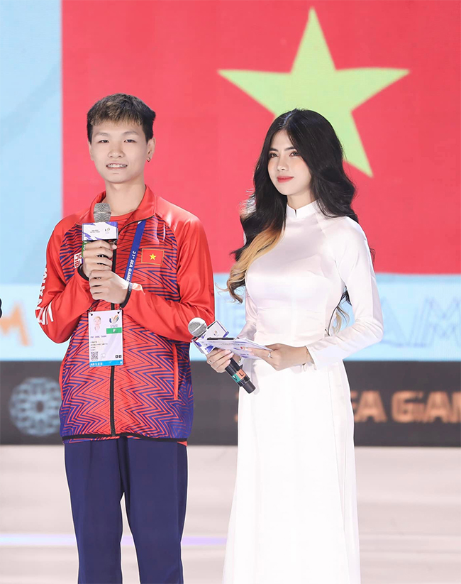 Bên cạnh streamer, Mai Dora còn&nbsp;là MC dẫn các chương trình lớn về game, đáng chú ý là việc&nbsp;"cầm trịch" bộ môn&nbsp;Liên Minh Huyền Thoại trong khuôn khổ SEA Games 31. Người đẹp 9X tỏa sáng với chiếc áo dài trắng thướt tha trên sóng truyền hình.
