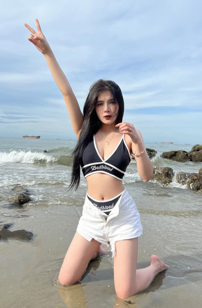 Mới đây, Quỳnh Alee đăng tải loạt ảnh mới gây bão mạng.
