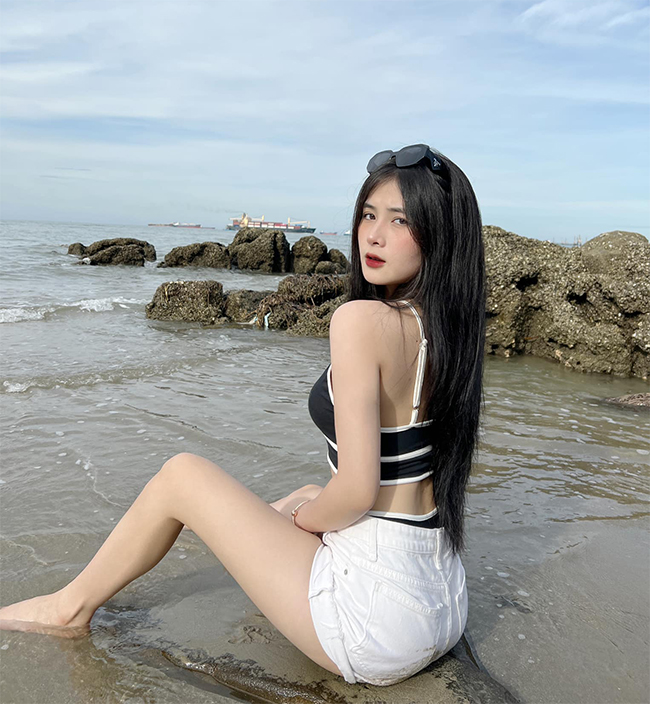 Đây là lần hiếm hoi nữ streamer xứ Thanh mặc bikini 2 mảnh khoe dáng gợi cảm.

