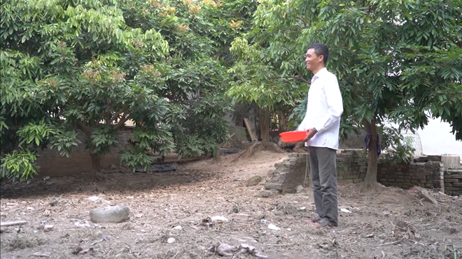 Sau 2 tháng, chú Tấn đi lại nhanh nhẹn, chăm lợn gà thoải mái