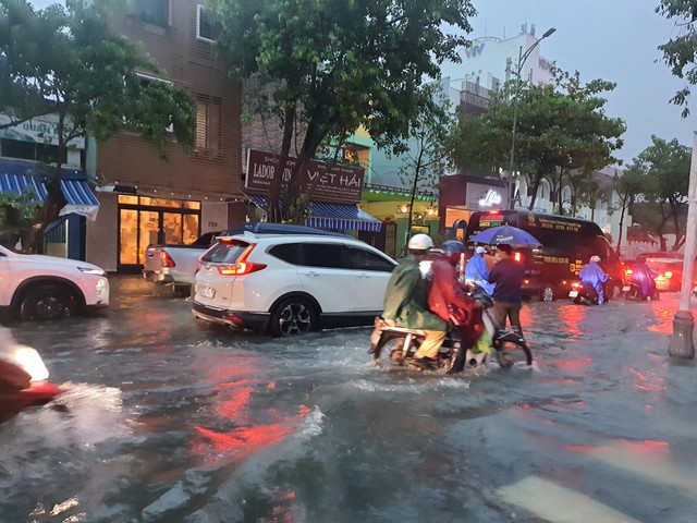 Tối 14/10, Cục CSGT cho biết, do ảnh hưởng của bão số 5,&nbsp;mưa lớn kéo dài khiến nhiều tuyến phố tại TP. Đà Nẵng ngập sâu trong nước, nhiều phương tiện bị chết máy, giao thông đi lại khó khăn.