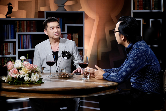 Quang Minh trò chuyện với host Đinh Tiến Dũng trong talkshow "Lối ra" phát sóng tối 14/10