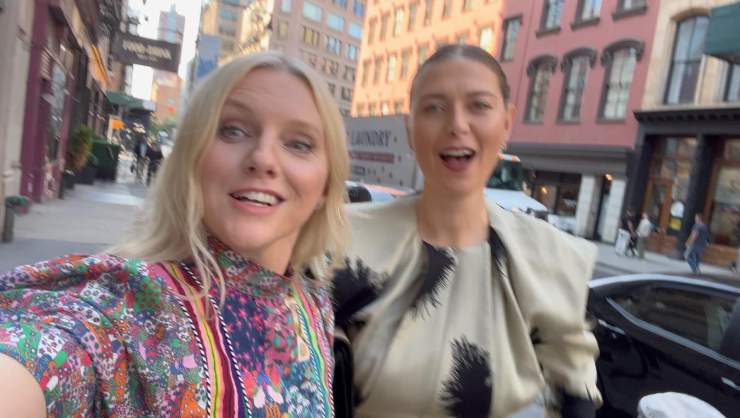 Sharapova mặc váy, đi guốc vẫn chạy bộ trên đường phố New York (Mỹ)