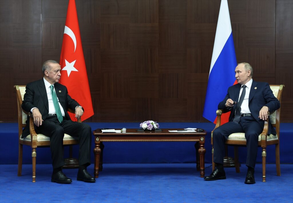 Ông Putin gặp Tổng thống Thổ Nhĩ Kỳ Recep Tayyip Erdogan hôm 13/10 (ảnh: CNN)