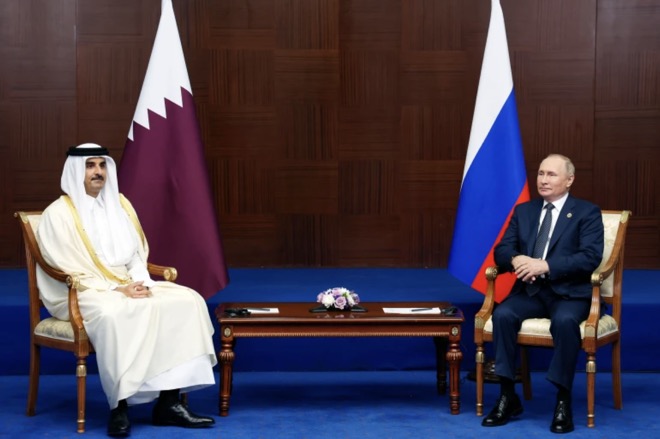 Ông Putin gặp quốc vương Qatar&nbsp;Tamim al-Thani bên lề một&nbsp;hội nghị cấp khu vực ở Kazakhstan.
