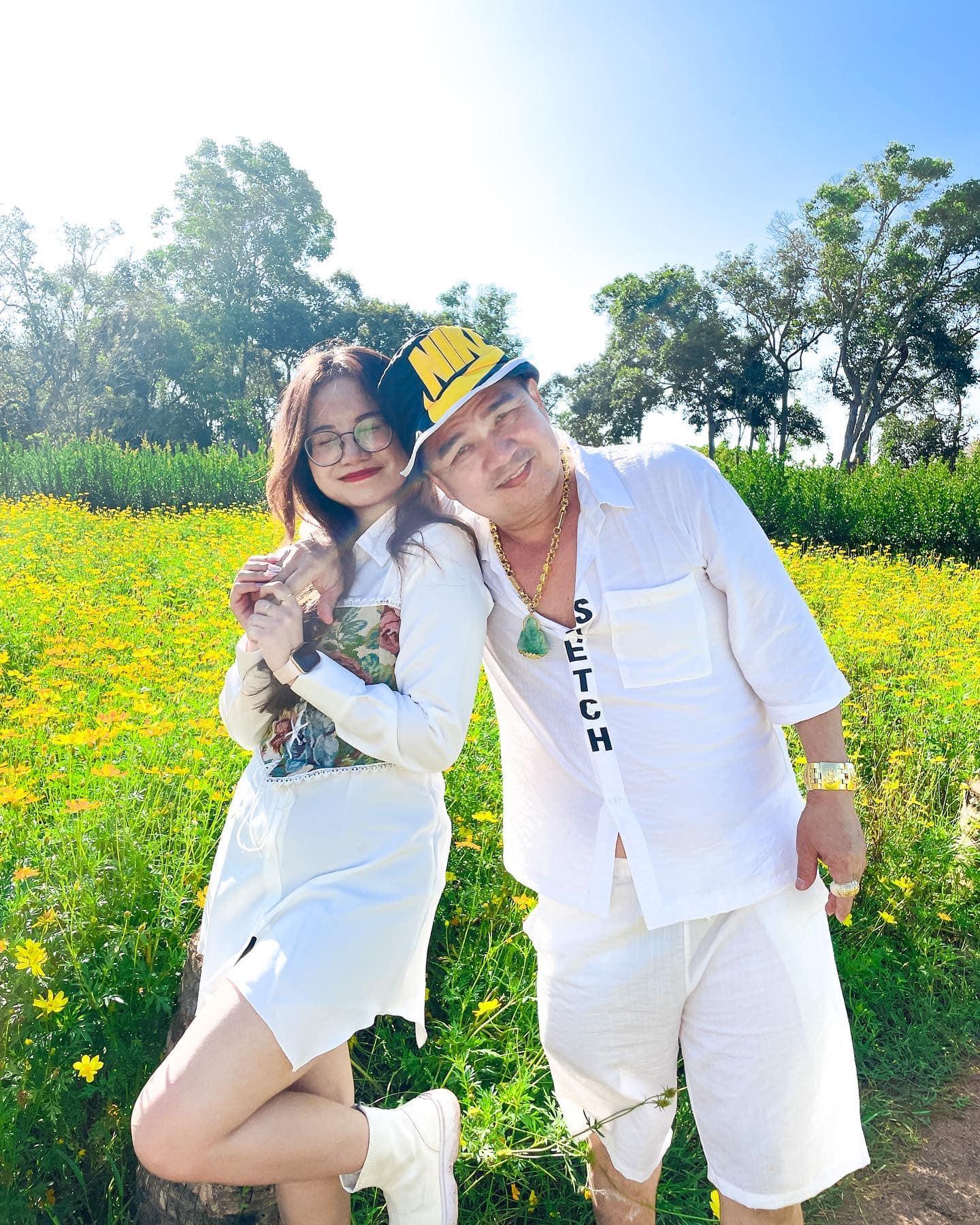 Hương Lý cùng “ba bụng bự”. Ảnh: NVCC