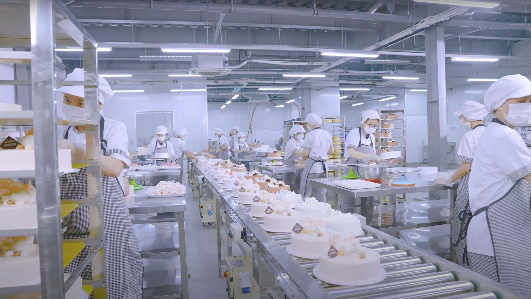 Không khí sản xuất bánh kem tại nhà máy Fresh Garden
