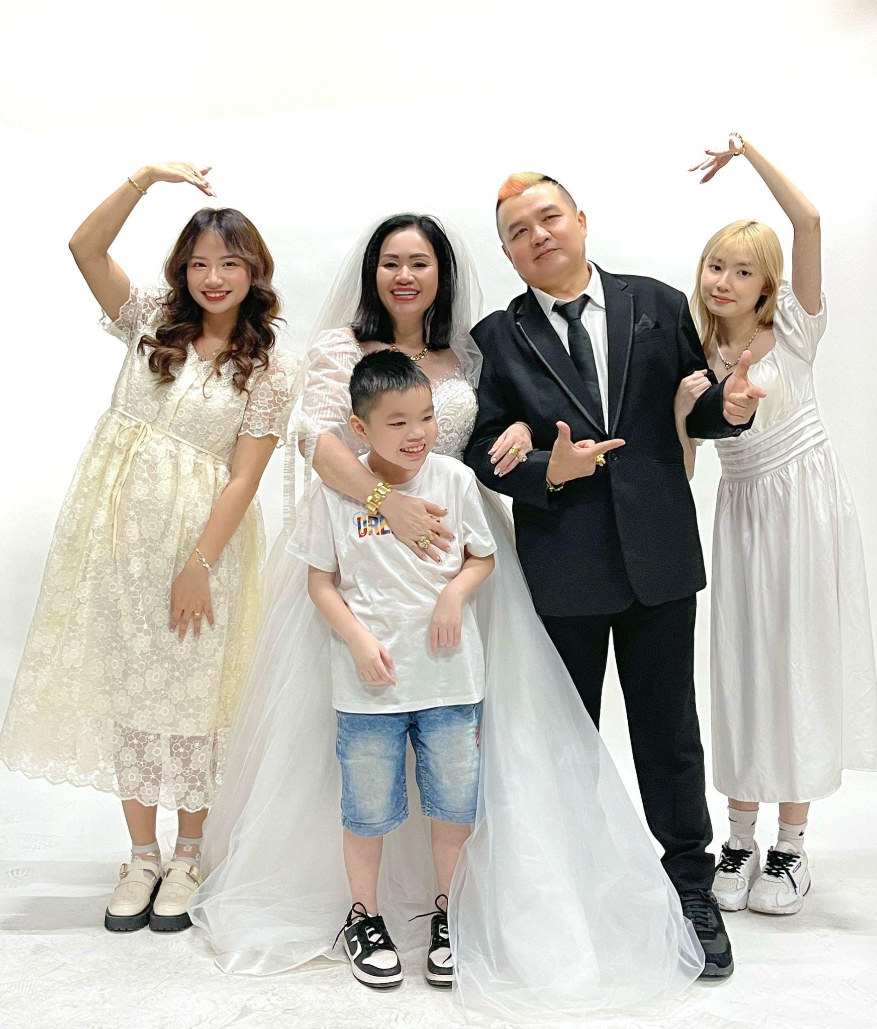 Gia đình Hương Lý chụp ảnh kỷ niệm trong dịp đặc biệt. Ảnh: NVCC