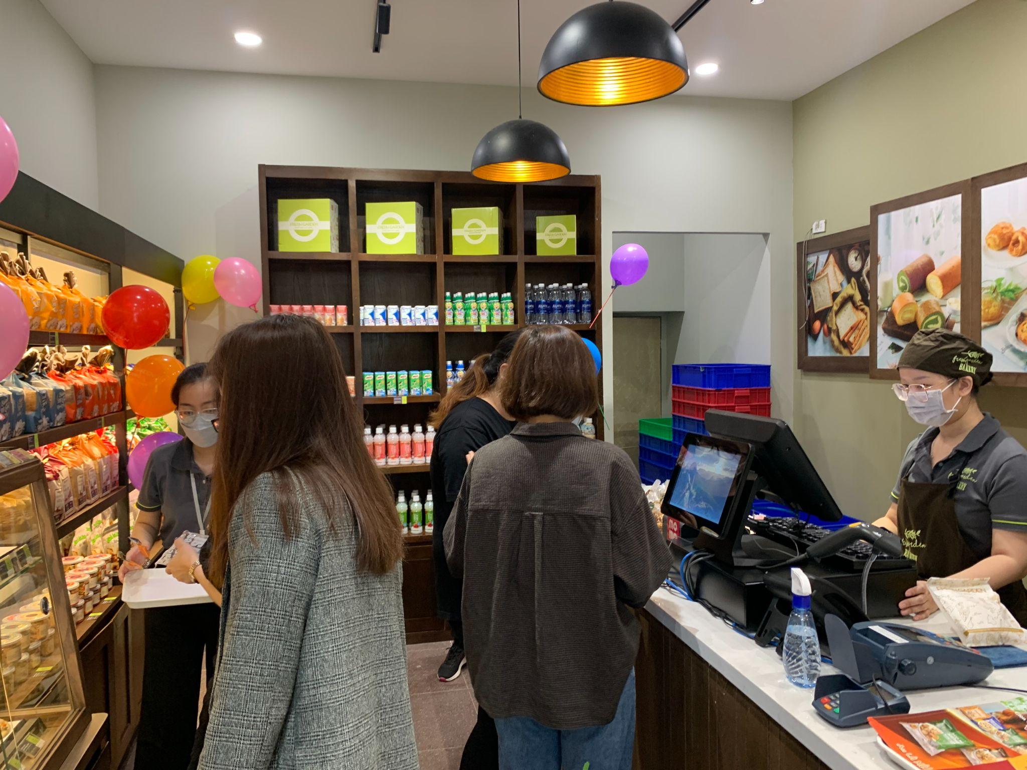 Không khí mua sắm đông đúc tại cửa hàng Fresh Garden