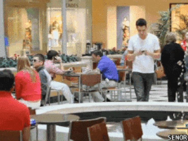 Tranh vui - Những tình huống dở khóc dở cười chỉ vì mải mê "úp mặt" vào điện thoại