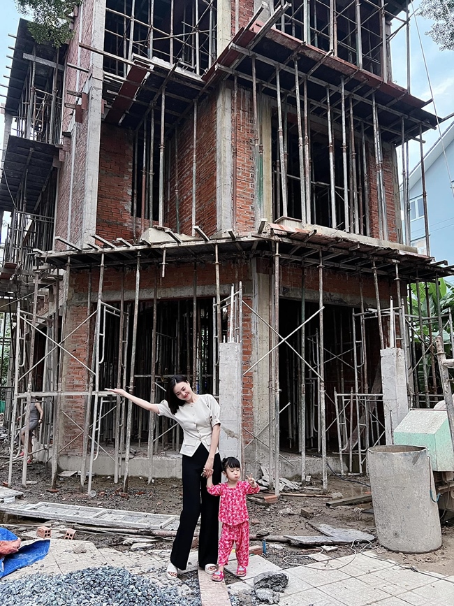 Vào tháng 7 vừa qua, Lam Ngọc hào hứng khoe căn biệt thự đang xây kèm lời nhắn &#34;Sự cố gắng của cô gái nhỏ&#34;. Dù không nói rõ việc gì song nhiều người hâm mộ đều cho rằng đây là cơ ngơi mới của Lan Ngọc và gửi lời chúc mừng tới người đẹp.
