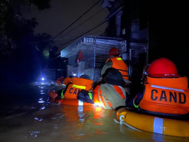 Nước tiếp tục lên, người dân Huế trắng đêm chạy lũ - 3