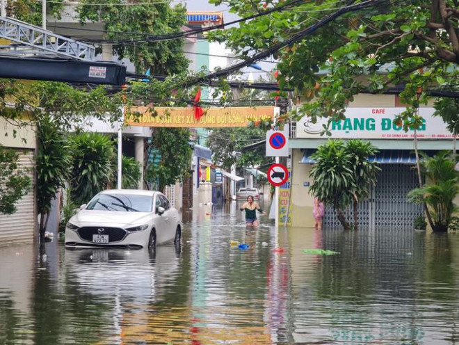 Đà Nẵng sau trận mưa ngập lịch sử: Đường phố xơ xác, xe chết máy nằm la liệt... - 8