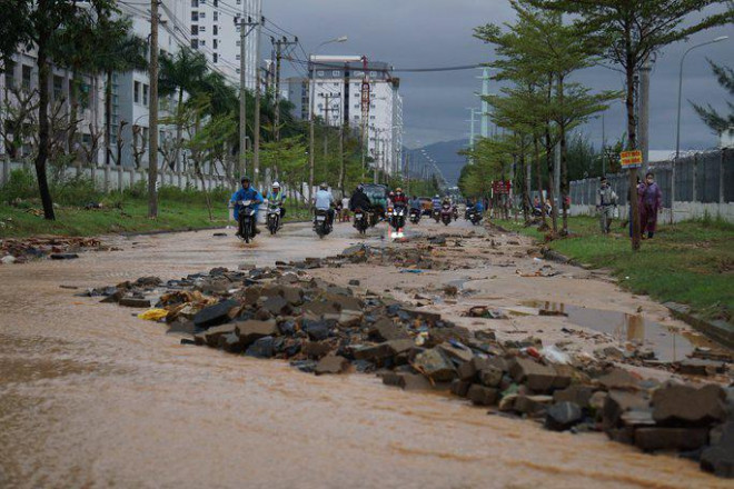 Đà Nẵng sau trận mưa ngập lịch sử: Đường phố xơ xác, xe chết máy nằm la liệt... - 5