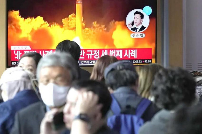 Người dân Hàn Quốc theo dõi bản tin về các động thái quân sự của Triều Tiên ngày 14-10 trên đường phố thủ đô Seoul. Ảnh: AP