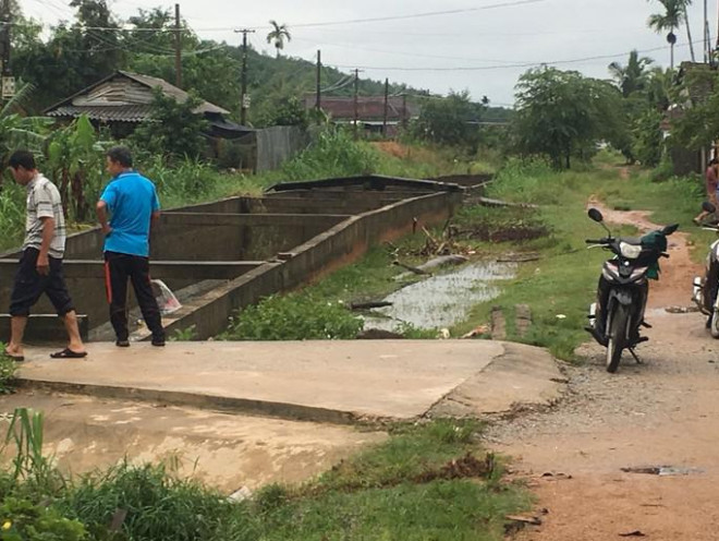 Chuyện lạ: Kênh bê tông bỗng dưng trồi lên mặt đất hơn nửa mét - 3