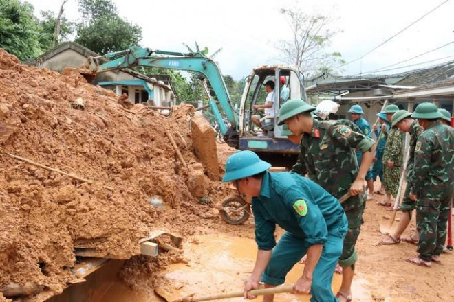 Lượng đất đá lớn sạt xuống nhà bà Đào.